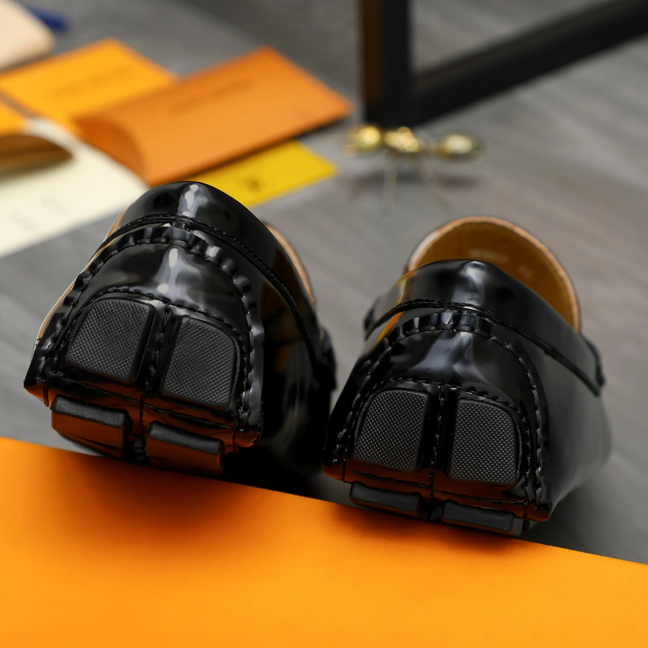Men's shoes 💰p420 Product trademark: LV "Louis Vuitton" casual slip-on men's shoes Regular size: 38-44 Product materials: Selected classic print splicing patent leather upper, sheepskin lining, original rubber outsole